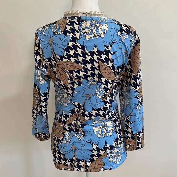 J. McLaughlin Signature Tee in a blue/brown floral pattern - Picture 3 of 10